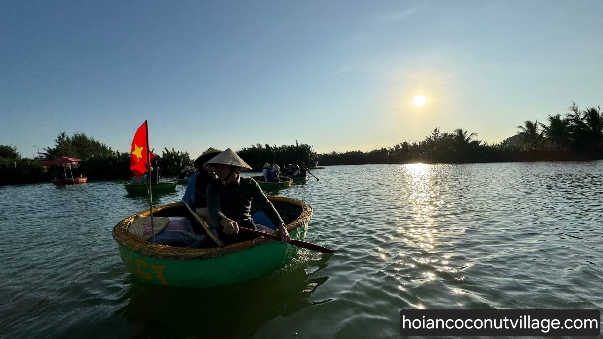 Tousits at Hoi An Coconut Village to paddle a coconut boat